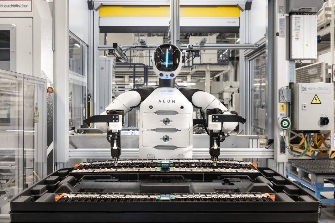 La industria automotriz avanza hacia la IA física con la integración de robots en procesos de producción La industria automotriz avanza hacia la IA física con la integración de robots en procesos de producción