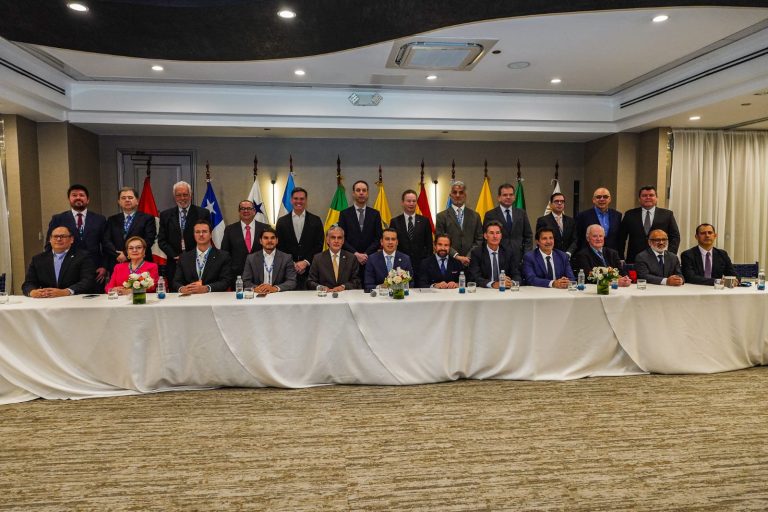 La industria automotriz regional consolida en Quito una declaración para promover integración económica y desarrollo sostenible
